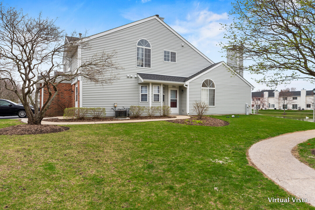 136 Winchester Dr in Streamwood, IL - Building Photo