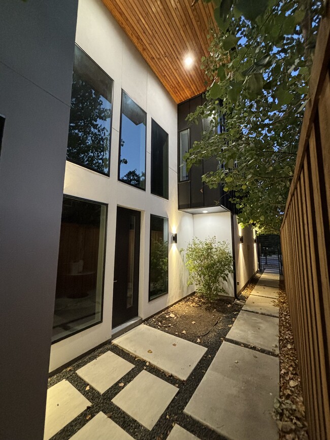 5621 Winton St in Dallas, TX - Building Photo - Building Photo
