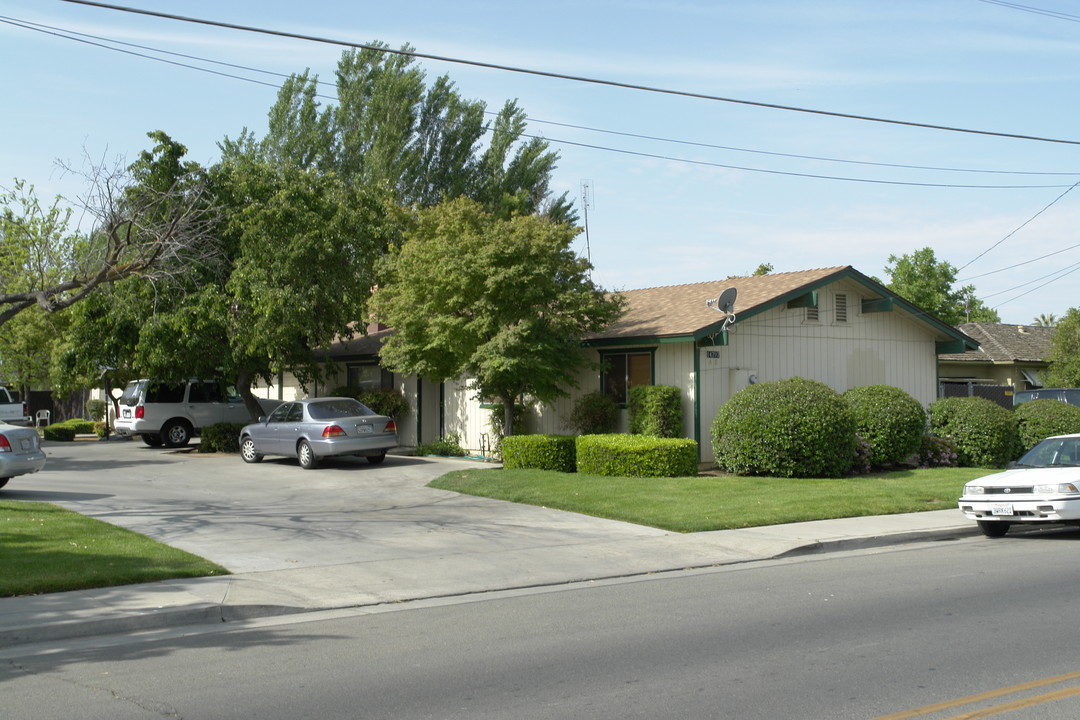 14979 W Kearney Blvd in Kerman, CA - Foto de edificio