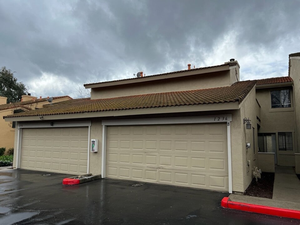 1236 W Roseburg Ave in Modesto, CA - Building Photo