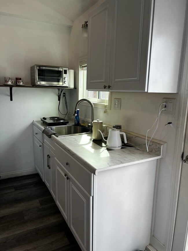 340 1/2 Rennie Ave in Venice, CA - Building Photo - Building Photo