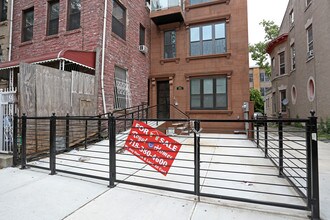901 Greene Ave in Brooklyn, NY - Foto de edificio - Building Photo