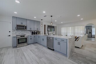 23700 Lake Hills Dr in Lutz, FL - Building Photo - Building Photo