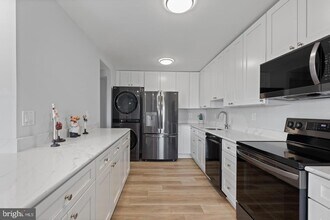 8370 Greensboro Dr, Unit #1009 in McLean, VA - Foto de edificio - Building Photo