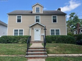 8 Dunes Ln in Port Washington, NY - Building Photo