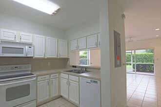 10086 Spyglass Hill Ln in Ft. Myers, FL - Foto de edificio - Building Photo