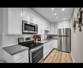 2810 N Arcadia Ct, Unit A113 in Palm Springs, CA - Building Photo - Building Photo