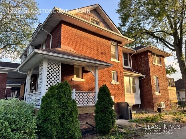 1227 Gladstone Ave in Windsor, ON - Foto de edificio - Building Photo