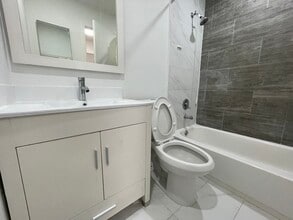 7012 NW 179th St, Unit 210 in Hialeah, FL - Building Photo - Building Photo