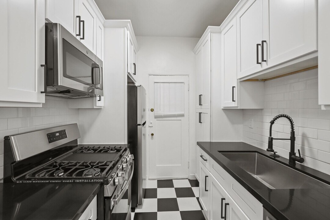 8433 Blackburn Ave in Los Angeles, CA - Building Photo