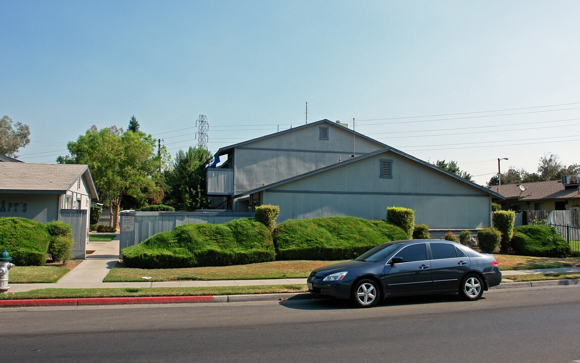 4751 E Mckinley Ave in Fresno, CA - Foto de edificio