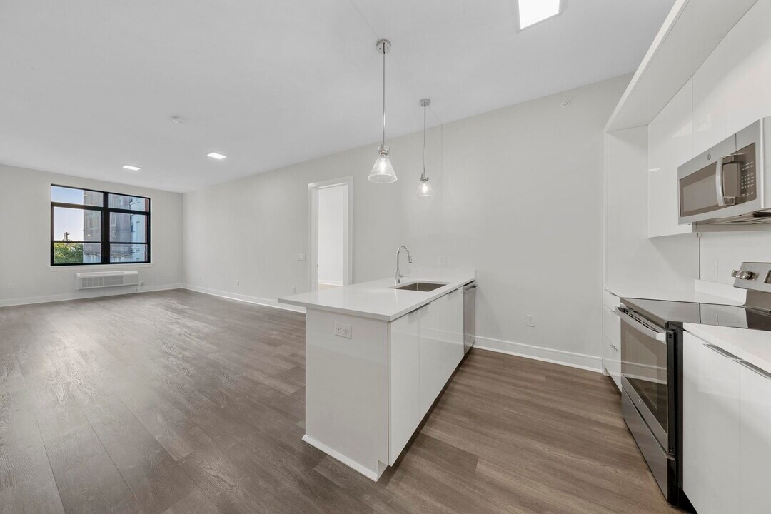 121 34th St in Union City, NJ - Building Photo
