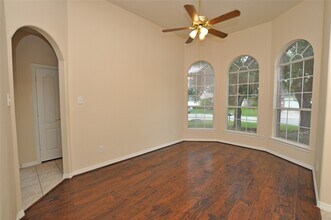 9210 Hidden Lake E Dr in Magnolia, TX - Foto de edificio - Building Photo