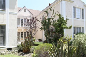 462 S Oakhurst Dr in Beverly Hills, CA - Building Photo - Building Photo