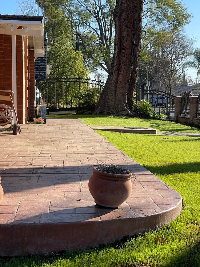 22321 Hartland St in Canoga Park, CA - Building Photo - Building Photo