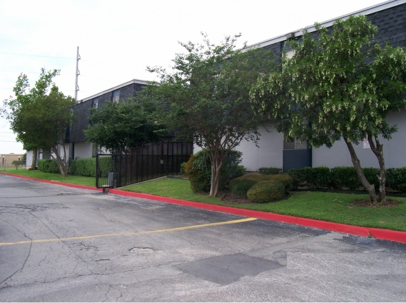 McMullen Square Apartments in San Antonio, TX - Foto de edificio