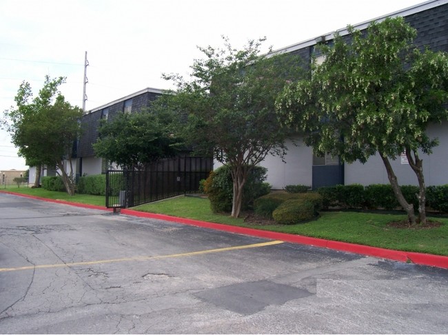 McMullen Square Apartments in San Antonio, TX - Foto de edificio - Building Photo