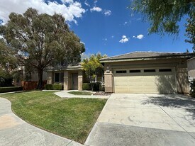 13818 Goldfinch Ct in Victorville, CA - Building Photo
