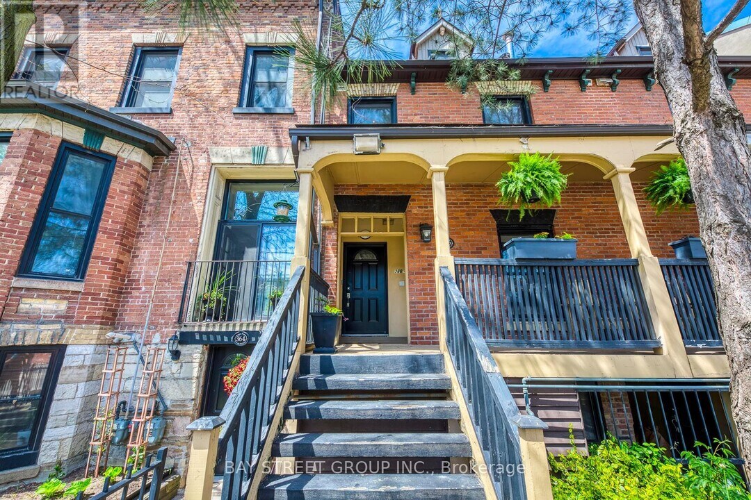 366 Dundas St E in Toronto, ON - Building Photo