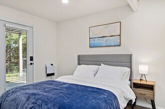 1227 Daniels Ct in Bremerton, WA - Foto de edificio - Building Photo
