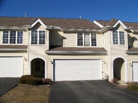 1523 Golden Oak Dr in Woodstock, IL - Building Photo