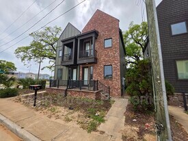 379 S Clubbs St in Pensacola, FL - Building Photo