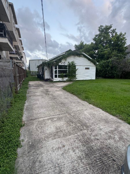 property at 918 W 18th St