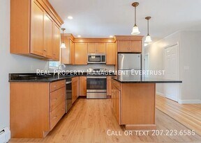 111 Scott Dyer Rd in Cape Elizabeth, ME - Building Photo