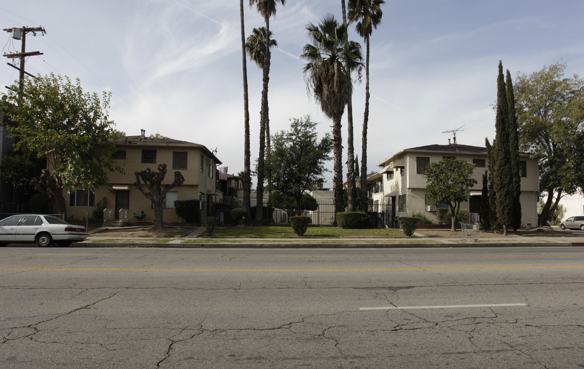 7019-7025 Whitsett Ave in North Hollywood, CA - Building Photo