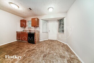 1010 Pine Tree Trail in College Park, GA - Foto de edificio - Building Photo