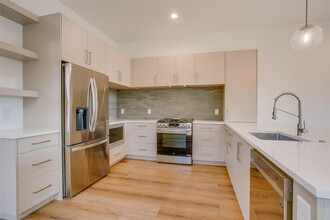 630 Winston St, Unit 21 in Dallas, TX - Building Photo - Building Photo
