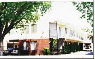 14139 Delano St in Van Nuys, CA - Building Photo
