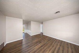 6927 SW Cherokee Ave in Lawton, OK - Foto de edificio - Building Photo