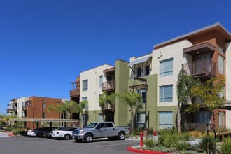 Crest 850 in San Marcos, CA - Foto de edificio - Building Photo