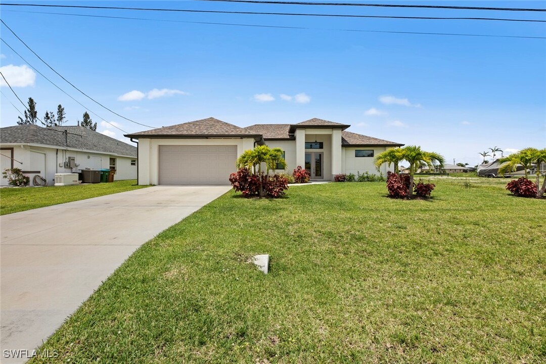 1409 SW 24th St in Cape Coral, FL - Foto de edificio