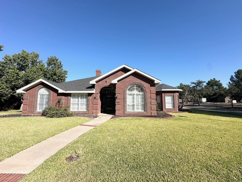 1800 Dukes Dr in Midland, TX - Building Photo