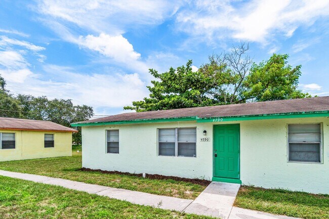 4790 Gulfstream Rd in Lake Worth Beach, FL - Building Photo - Building Photo
