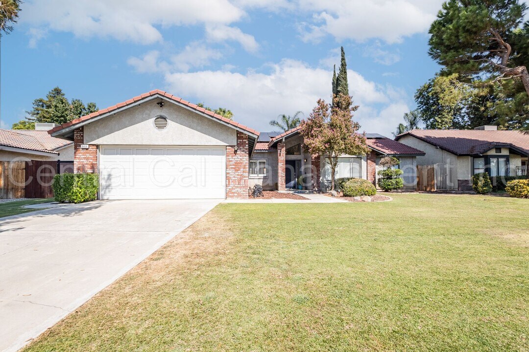 9408 Bracken Oak Way in Bakersfield, CA - Building Photo