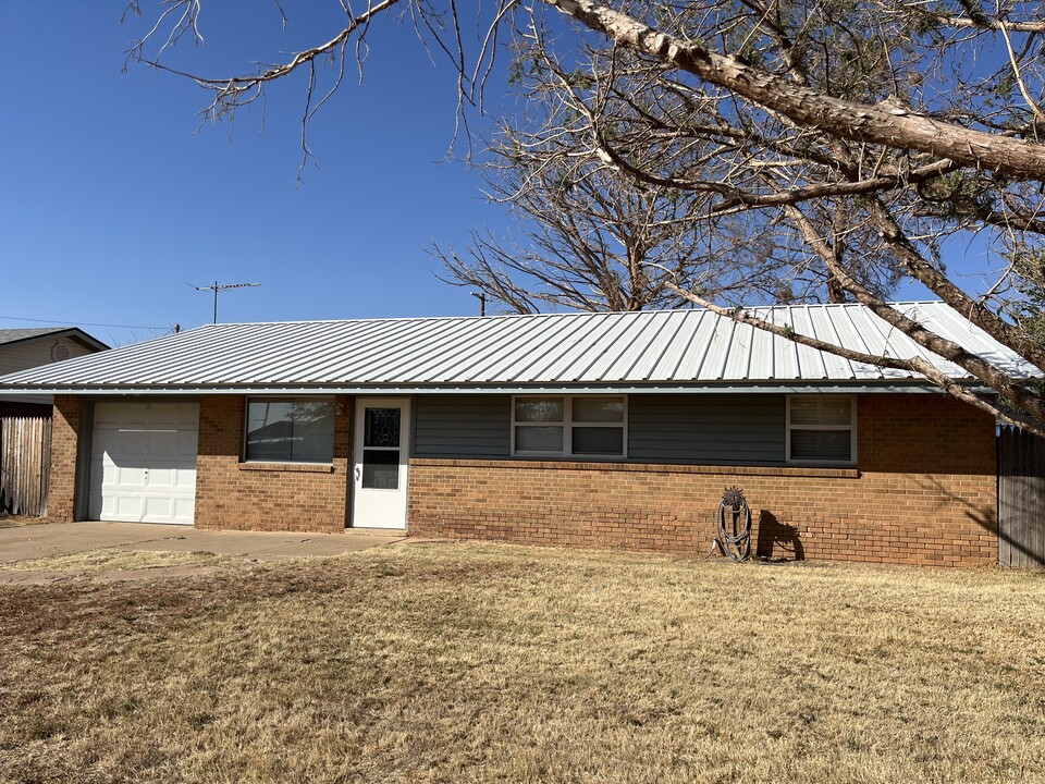 221 Pat St in Levelland, TX - Building Photo