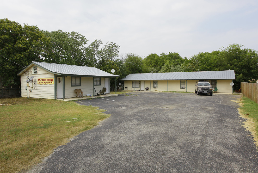 906 14th. St in Bandera, TX - Building Photo