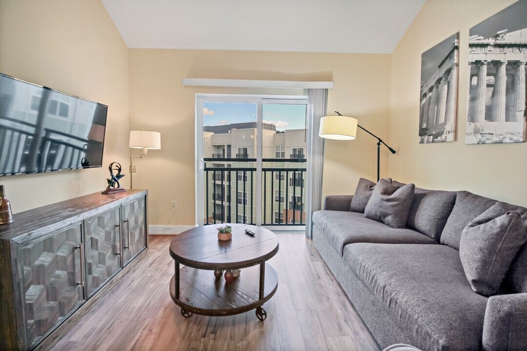 599 John Carlyle St in Alexandria, VA - Building Photo