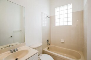 9137 Grand Canal Dr in Miami, FL - Building Photo