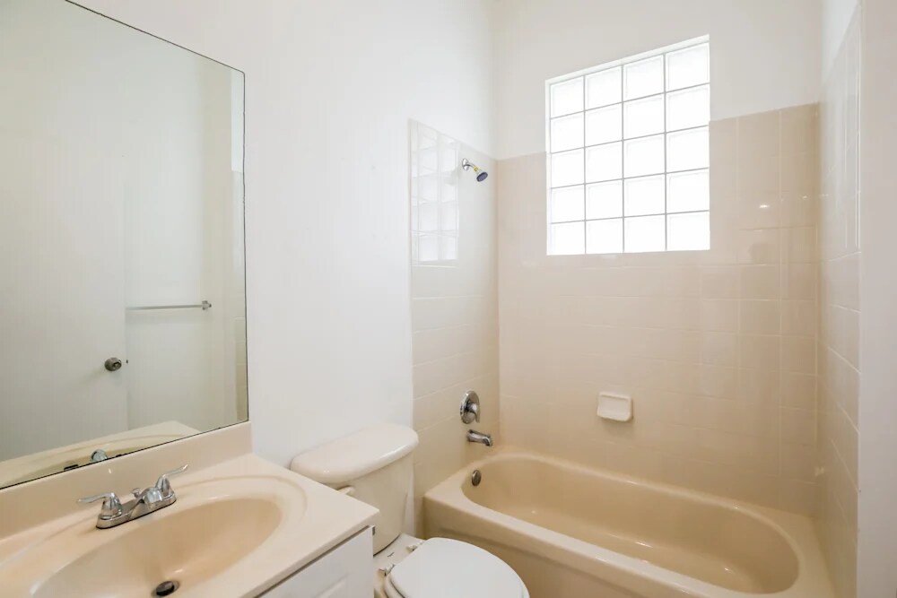 9137 Grand Canal Dr in Miami, FL - Building Photo