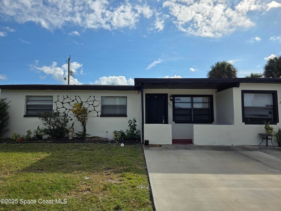 747 E University Blvd in Melbourne, FL - Foto de edificio