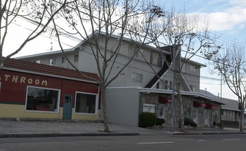 Linda D Apartments in San Leandro, CA - Foto de edificio - Building Photo