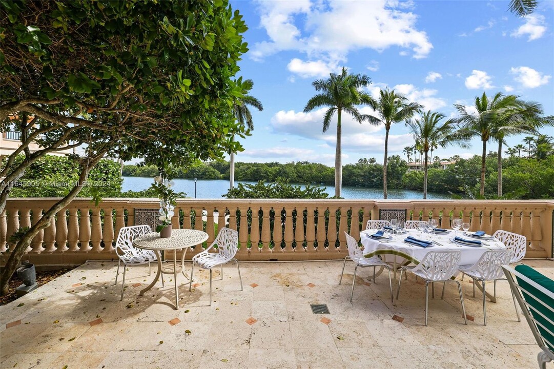 13647 Deering Bay Dr in Coral Gables, FL - Building Photo