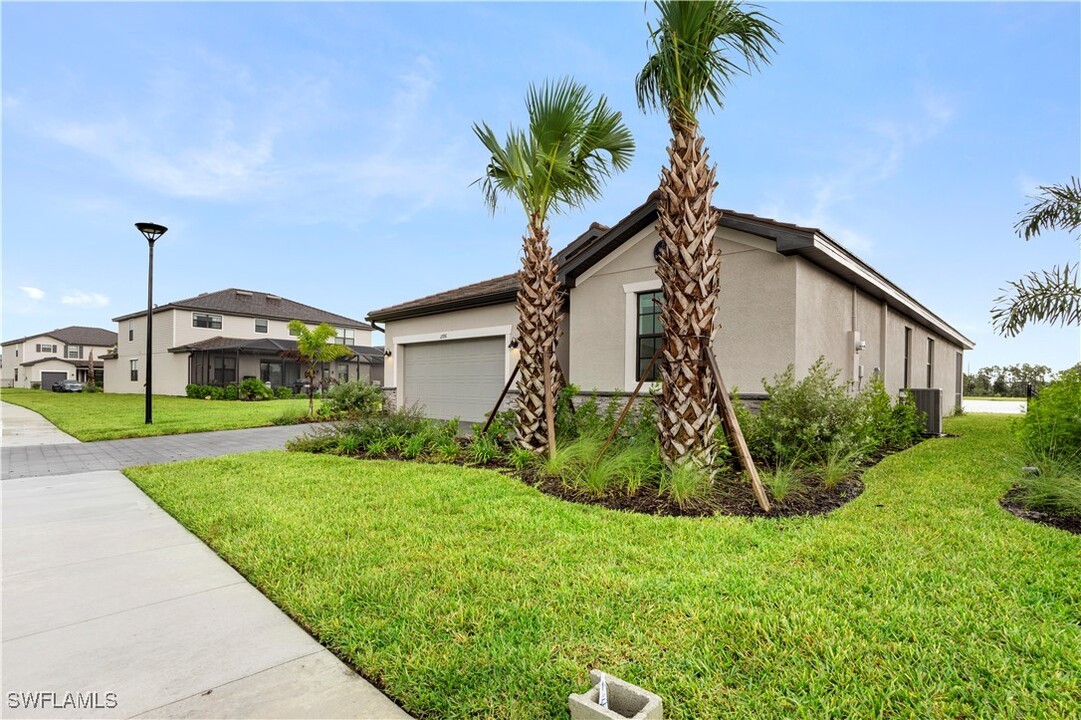 11096 Canopy Loop in Ft. Myers, FL - Foto de edificio