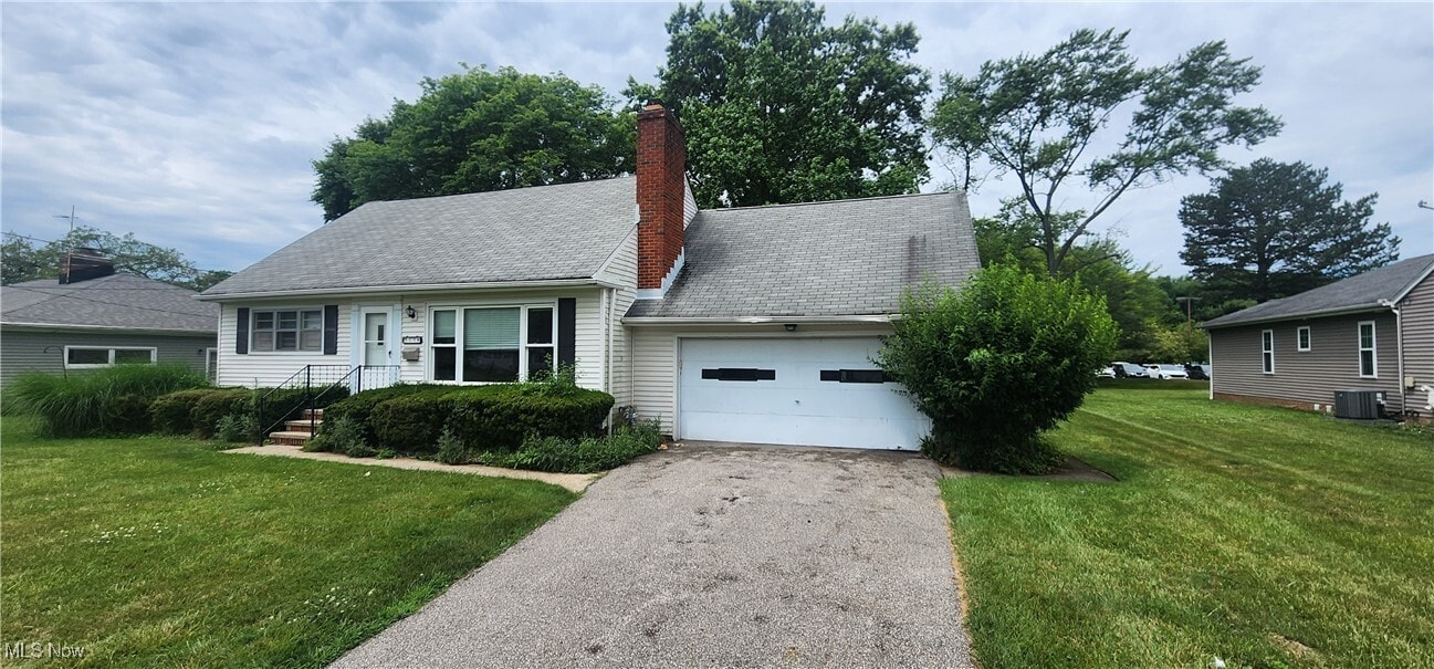 2194 Hawkins Rd in Westlake, OH - Building Photo