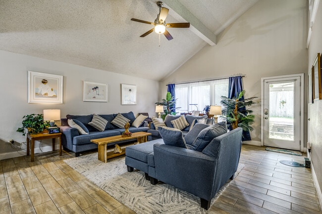 1027 Hedgestone Dr in San Antonio, TX - Building Photo - Building Photo