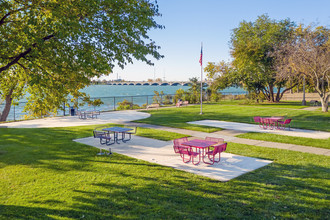 River Towers Senior Apartment in Detroit, MI - Foto de edificio - Building Photo